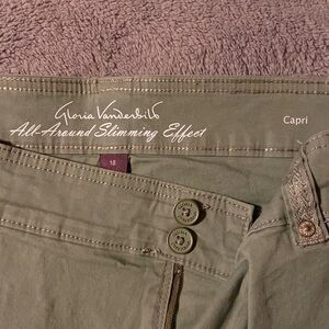 Gloria Vanderbilt. Size 18, Capri jeans. Olive green.